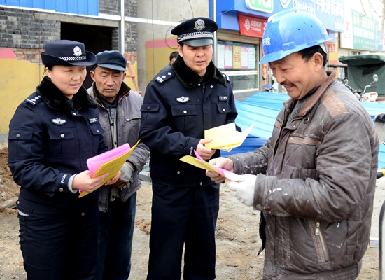 東風派出所依托一村一警開展農(nóng)村禁毒工作