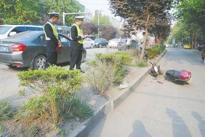 女司機油門當剎車 將6旬老人撞進花壇