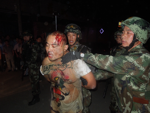 暴徒捅傷出租車司機(jī)竄到小區(qū)行兇 武警協(xié)同警察緊急處置