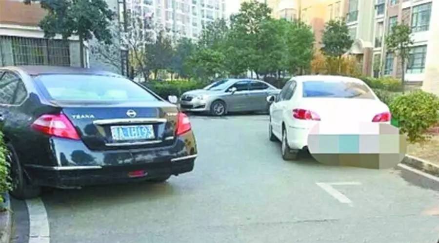 你的車被其他車堵住，對(duì)方?jīng)]留電話怎么辦？教你最快捷實(shí)用的方法！