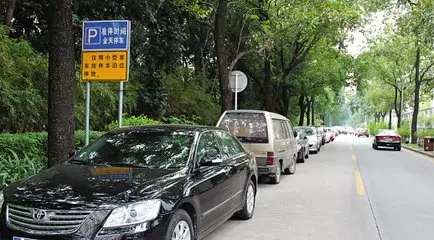 臨時(shí)停車到底停多久算違章？今后只要在大駐馬人行道這里停車，最低被罰200元！