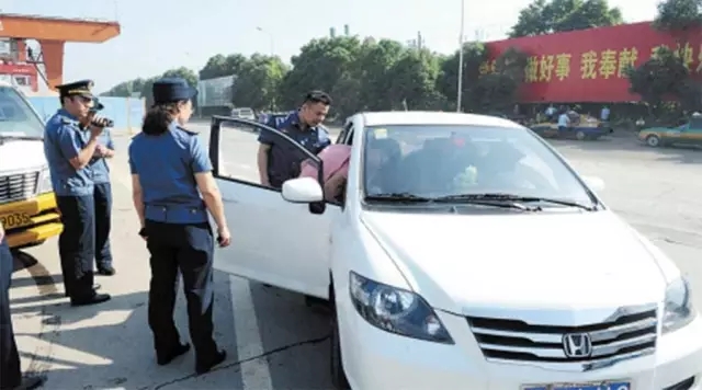 駐馬店依法查處一批“黑車”，看見車牌號(hào)是這些的車輛，你可一定不要坐！