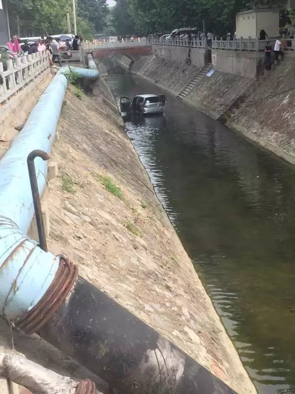 今天上午，大駐馬一司機將車開進了駿馬河/市民乘坐電梯時，突然從8樓墜落！