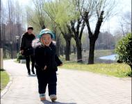 大風(fēng)過(guò)后,今日又回歸晴好天氣。不少市民來(lái)到公園踏青游玩，享受春日暖陽(yáng)。