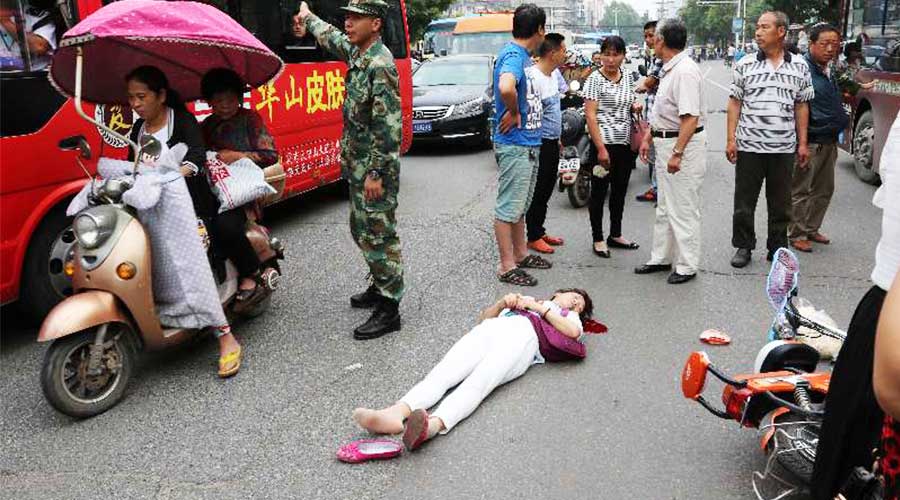 突發(fā)！駐馬店兩車相撞，武警、民警、群眾上演感人一幕...