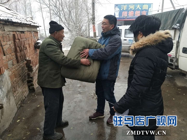 老君廟鎮(zhèn)幫扶隊員給貧困戶送棉被.jpg