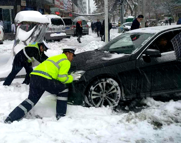 駐馬店迎今年首場雪 交警在風(fēng)雪中站成“雪警”（圖）