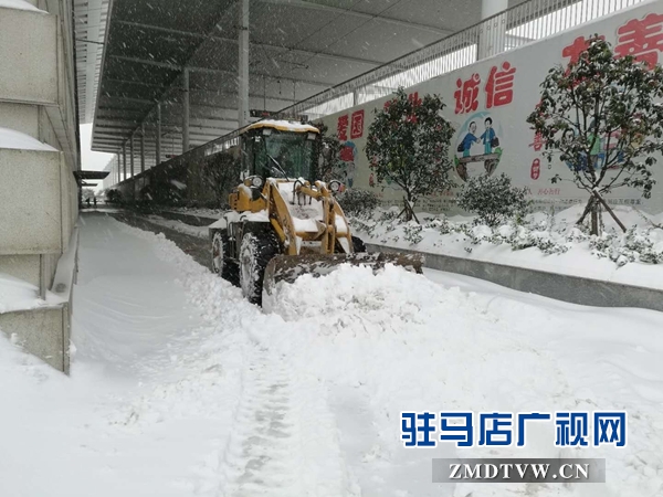 推土機(jī)清理積雪1.jpg