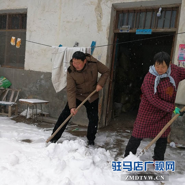 在慎水鄉(xiāng)洪廟村何莊組貧困群眾朱鳳蘭院內清掃積雪.jpg