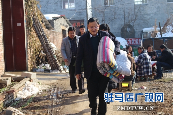 古塔街道黨工委書記施惠杰（前一）、街道辦事處主任張冬（左一）到村里慰問困難殘疾人.JPG