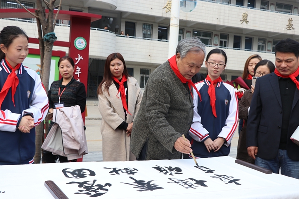 名家大師進(jìn)校園 翰墨溢香滿校園