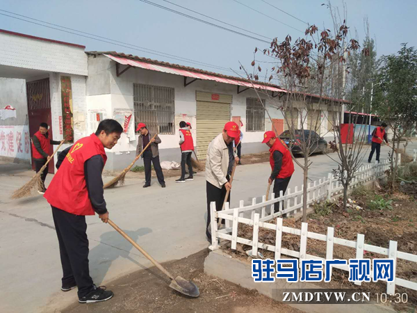 市統(tǒng)計(jì)局到幫扶村開展清潔家園活動