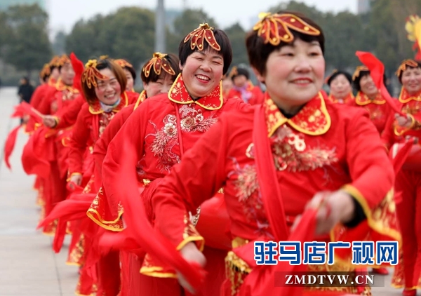 舞龍、耍獅、扭秧歌 駐馬店民間藝術(shù)展演吸引數(shù)千市民圍觀