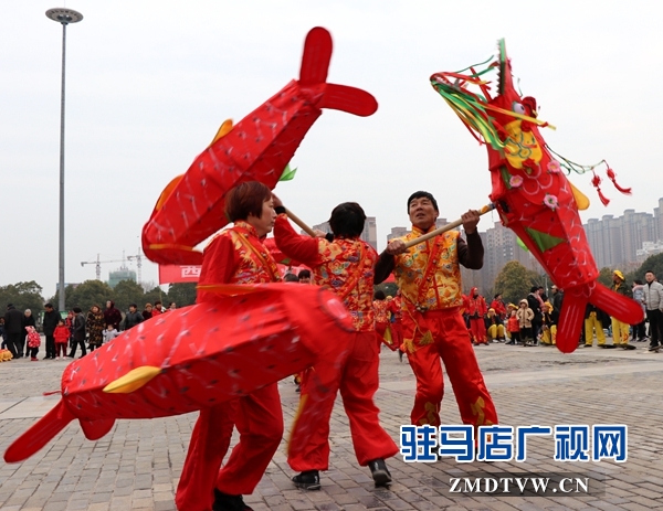 舞龍、耍獅、扭秧歌 駐馬店民間藝術(shù)展演吸引數(shù)千市民圍觀