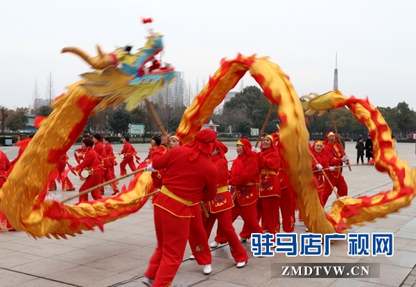 舞龍、耍獅、扭秧歌 駐馬店民間藝術(shù)展演吸引數(shù)千市民圍觀