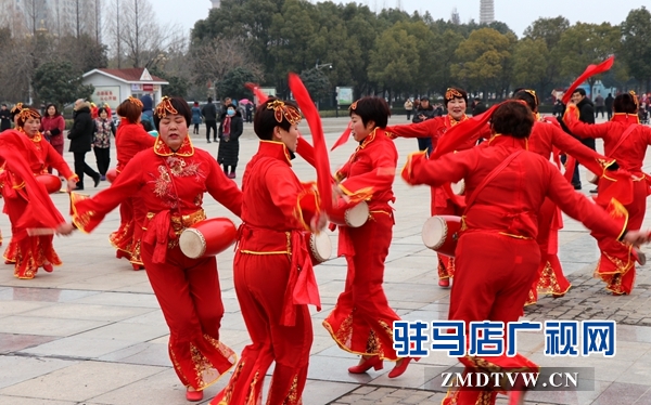 舞龍、耍獅、扭秧歌 駐馬店民間藝術(shù)展演吸引數(shù)千市民圍觀