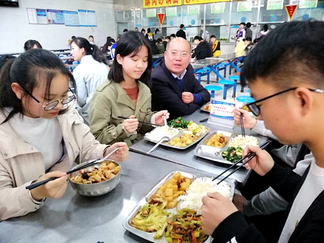 駐馬店市各中小學(xué)幼兒園積極實(shí)行集中用餐陪餐制度