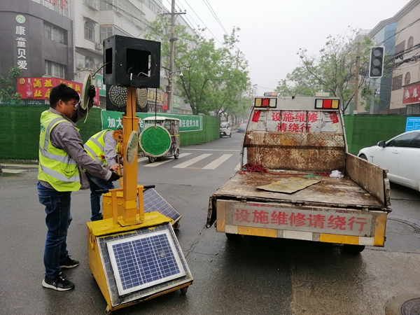 路口紅綠燈損壞 市民及時聯(lián)系維修部門換新