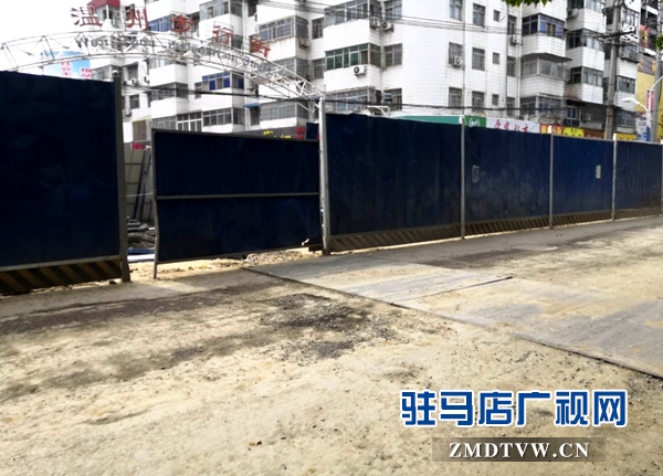 風光路拆除圍擋后路面依舊坑洼 市民期盼再修復(fù)