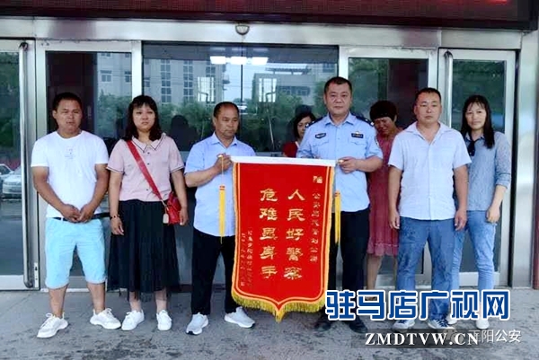 母女不慎落水中 正陽(yáng)警官勇救人