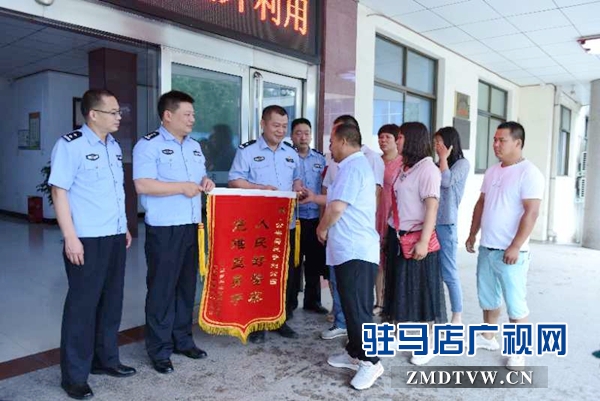 母女不慎落水中 正陽(yáng)警官勇救人