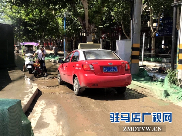 風(fēng)光路與中華路交叉口道路狹窄泥濘 近千戶居民出行難