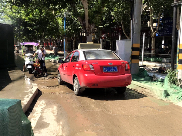 風(fēng)光路與中華路交叉口道路狹窄泥濘 近千戶居民出行難