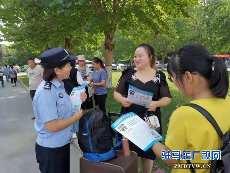 新生喜迎開學季 民警護航進行時