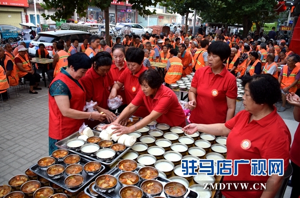 西平愛心人士為環(huán)衛(wèi)工人和孤寡老人發(fā)放月餅