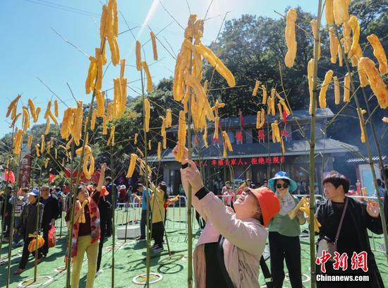 竹竿上“長”油條，洛陽民眾“摘”油條慶豐收