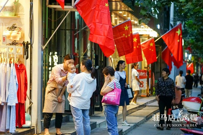 掛國(guó)旗，迎國(guó)慶，駐馬店?duì)I造最美“中國(guó)紅”