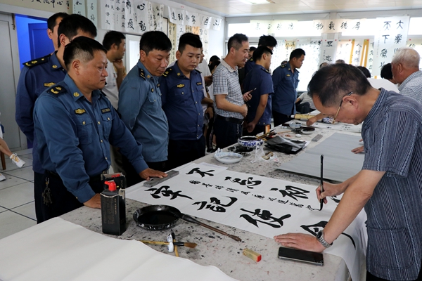 正陽縣交通運(yùn)輸執(zhí)法局組織人員參加廉政書法義寫活動(dòng)