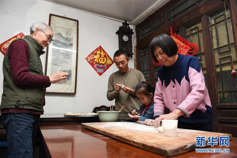 循著習(xí)近平總書記足跡感受新時(shí)代新年味