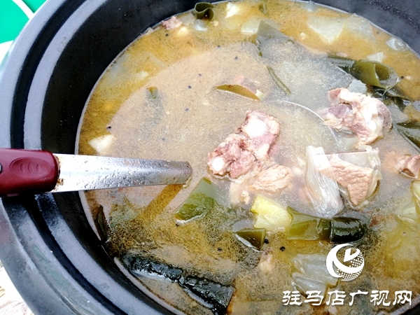 市區(qū)有了一個“愛心餐飲”免費領(lǐng)取點