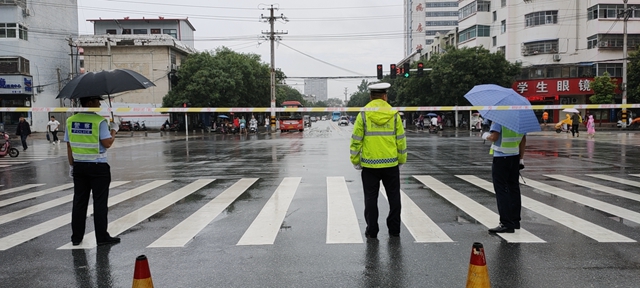 平輿縣民警護(hù)航中招考試