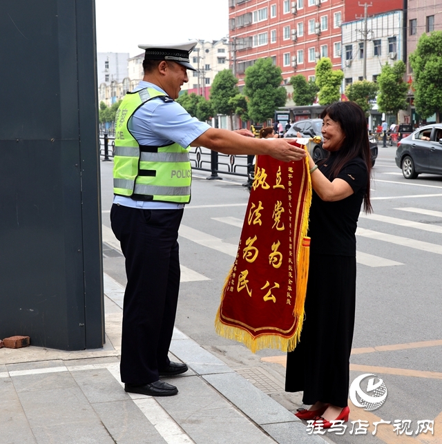 暖心！群眾將錦旗送到崗位上