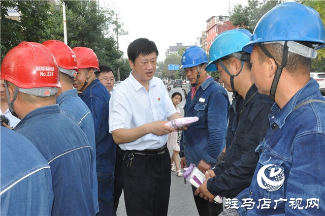 正陽(yáng)縣總工會(huì)：“清涼”送給一線戶外勞動(dòng)者