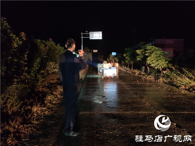 警民齊心冒雨尋牛，秋涼心卻暖