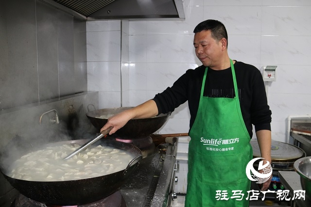 駐馬店市公安局驛城分局舉行“迎冬至 暖警營”包餃子活動(dòng)