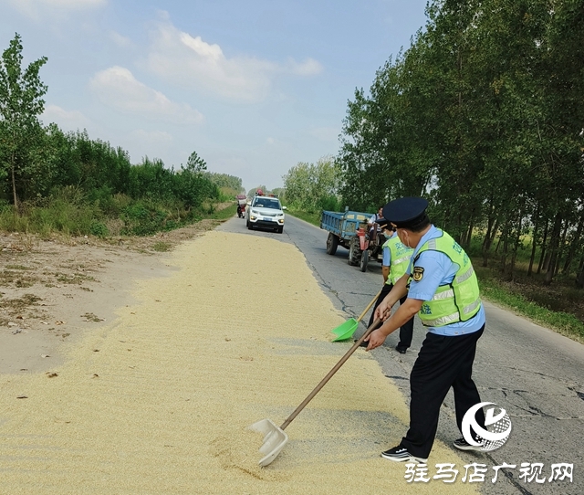 正陽(yáng)縣交通運(yùn)輸局對(duì)占用公路“打場(chǎng)曬糧”現(xiàn)象進(jìn)行整治