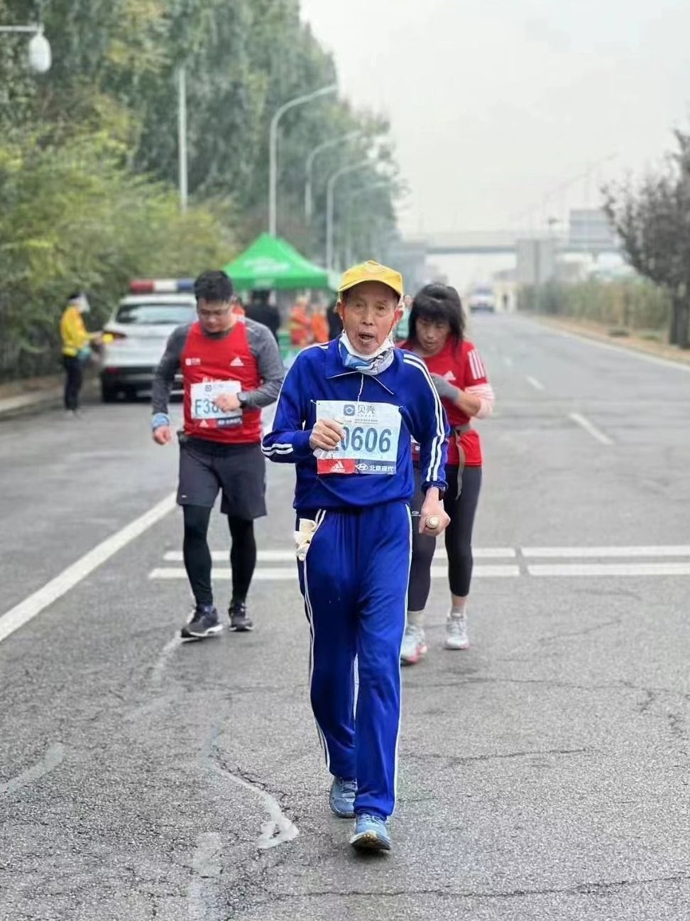 “86歲，依然能跑，依然在跑”——2022北京馬拉松最后一名完賽者的故事