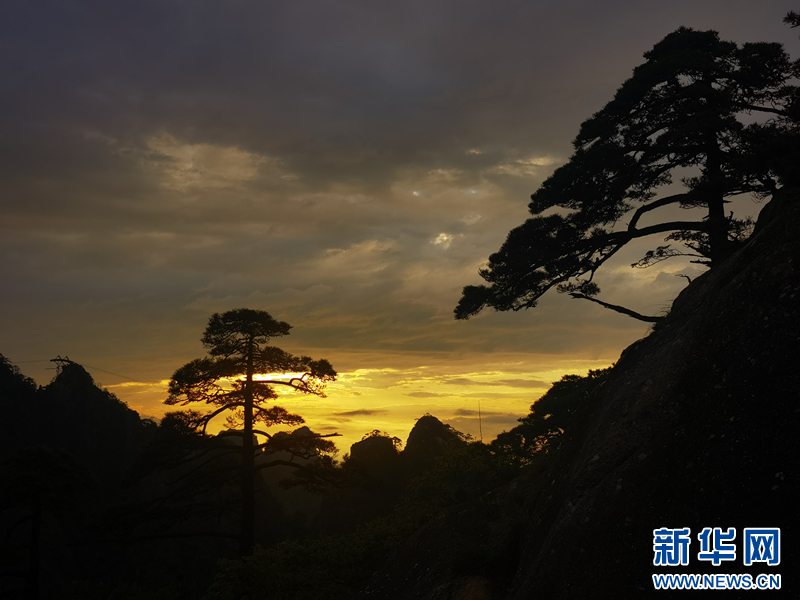 安徽黃山：落日熔金霞漫天