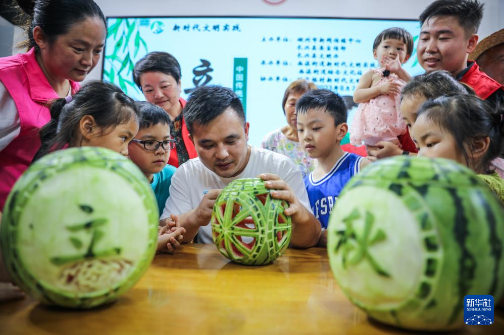 多彩民俗迎立秋