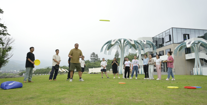 第一視點(diǎn)丨記者再訪余村手記：綠水青山變成幸?？可? /></p>
<p>在安吉余村鄉(xiāng)村圖書館前，年輕人在草坪上玩飛盤。圖片來源：新華社</p>
<p><strong>三</strong></p>
<p>歷史長河奔流不息，思想偉力引領(lǐng)航程。</p>
<p>把綠水青山建得更美、把金山銀山做得更大！諄諄囑托，化為堅定行動，一個又一個“余村”在蝶變。</p>
<p>人不負(fù)青山，青山定不負(fù)人。</p>
<p>生態(tài)美、經(jīng)濟(jì)強(qiáng)、百姓富！一幅現(xiàn)代版“富春山居圖”在浙江大地徐徐展開——</p>
<p>截至2022年底，浙江美麗鄉(xiāng)村覆蓋率已達(dá)93%，創(chuàng)成42個國家生態(tài)文明建設(shè)示范區(qū)、12個“綠水青山就是金山銀山”實踐創(chuàng)新基地，數(shù)量居全國第一；36家縣級兩山合作社，開發(fā)項目111個、累計帶動村集體超1000個、村集體累計增收超5億元；全省生態(tài)環(huán)境公眾滿意度連續(xù)11年提升，實現(xiàn)國家污染防治攻堅戰(zhàn)成效考核、生態(tài)環(huán)境滿意度評價兩個“全國第一”……</p>
<p>老百姓的幸福感哪里來？</p>
<p>作為習(xí)近平生態(tài)文明思想的重要萌發(fā)地、“綠水青山就是金山銀山”理念的發(fā)源地和率先實踐地，浙江以實踐作答：環(huán)境就是民生，青山就是美麗，藍(lán)天也是幸福。</p>
<p>這條路，浙江人越走越堅定。綠水青山成為百姓的幸?？可剑G色成為浙江發(fā)展最動人的色彩。</p>
<p>記得2020年，全國兩會，浙江代表團(tuán)首次以代表團(tuán)名義，向全國人代會提交《關(guān)于設(shè)立8·15“國家生態(tài)文明日”的議案》。我作為浙江代表團(tuán)隨團(tuán)記者，全程親歷并最早報道了這一刻。</p>
<p>今年6月，十四屆全國人大常委會第三次會議表決通過決定，將8月15日設(shè)立為全國生態(tài)日。從此，美麗中國建設(shè)有了更強(qiáng)有力的法治保障。</p>
<p>綠水青山，折射思想光芒，回應(yīng)時代之問。</p>
<p>今年7月，全國生態(tài)環(huán)境保護(hù)大會上，習(xí)近平總書記再次強(qiáng)調(diào)“兩山”理念：“牢固樹立和踐行綠水青山就是金山銀山的理念，把建設(shè)美麗中國擺在強(qiáng)國建設(shè)、民族復(fù)興的突出位置……”</p>
<p>從浙江生態(tài)省建設(shè)到美麗中國建設(shè)，思想穿越時代，照亮前行之路。</p>
<p>“綠水青山就是金山銀山”理念，引領(lǐng)中國廣袤大地發(fā)生著深刻變化；習(xí)近平生態(tài)文明思想深入人心，筑牢中國式現(xiàn)代化的生態(tài)根基，為全球生態(tài)文明建設(shè)貢獻(xiàn)了中國方案。</p>
<p>江潮奔涌，群山疊翠。從東海之濱到錢江兩岸，從繁華都市到美麗鄉(xiāng)村，人與自然和諧共生的現(xiàn)代化新篇章在浙江大地、在中國大地精彩續(xù)寫。</p>
      <!--ecms.*-->
      <p class=