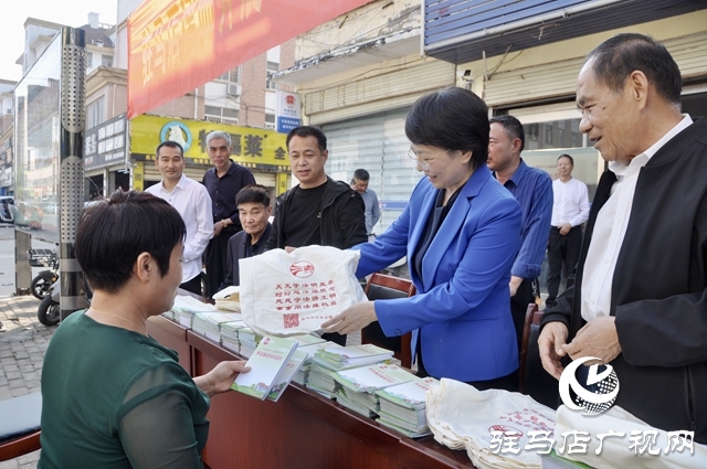 駐馬店市律師協(xié)會(huì)“尊師重道 感恩同行”2023年重陽(yáng)節(jié)敬老愛(ài)老送法進(jìn)社區(qū)活動(dòng)圓滿(mǎn)成功