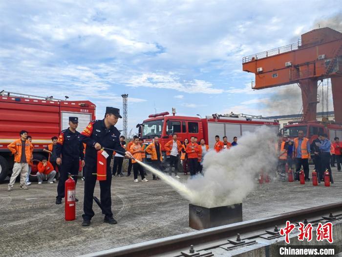 各地鐵路公安機(jī)關(guān)開展消防宣傳，擰緊“安全閥”