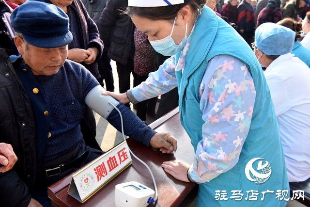 平輿縣中心醫(yī)院開展“健康天中行·大醫(yī)獻(xiàn)愛心”宣傳義診活動(dòng)