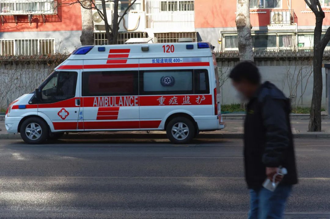 救護(hù)車被私家車擋道引發(fā)熱議，生命通道該如何保暢通？