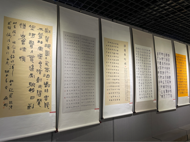 駐馬店市文化館舉行“永遠(yuǎn)聽(tīng)黨話(huà) 筆墨潤(rùn)萬(wàn)家”河南大書(shū)法作品展