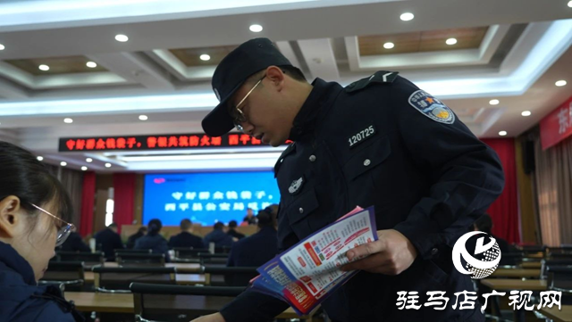 守好群眾錢袋子 警銀共筑防火墻——西平民警反詐宣傳進(jìn)銀行